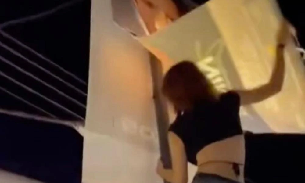 Λάρισα: Παρέα κοριτσιών κάλεσε την Πυροσβεστική για να κατεβάσει αφίσα του Οικονομόπουλου για να την πάρουν σπίτι